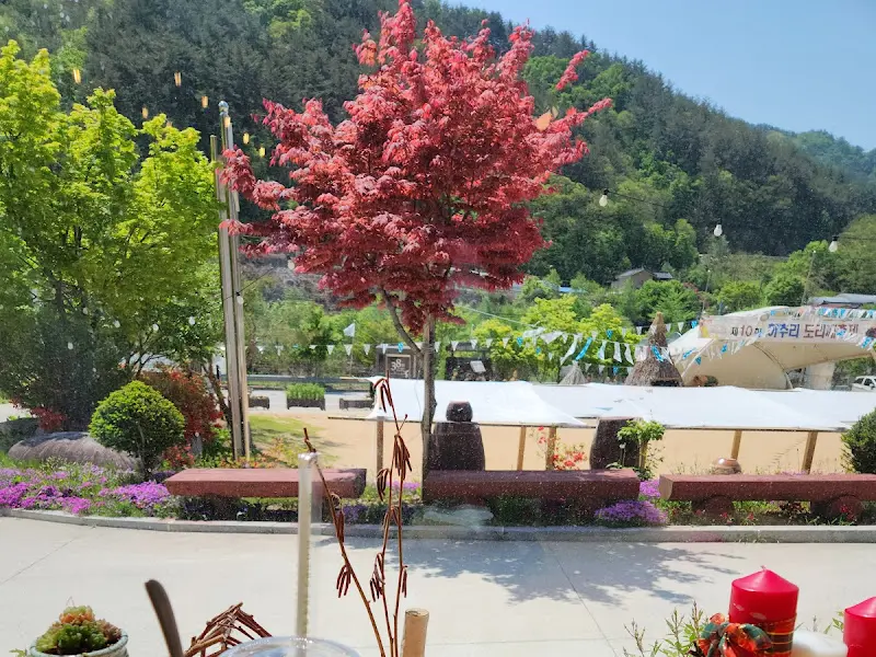 알록달록 예쁜 꽃들이 활짝 핀 정원