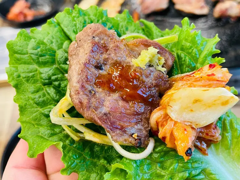 쌈 채소에 싸 먹는 삼겹살