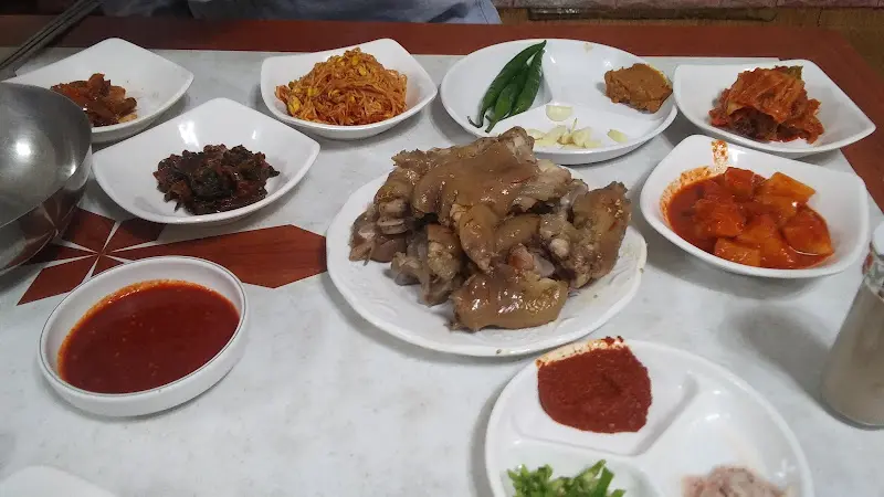 푸짐한 족발 한 상 차림