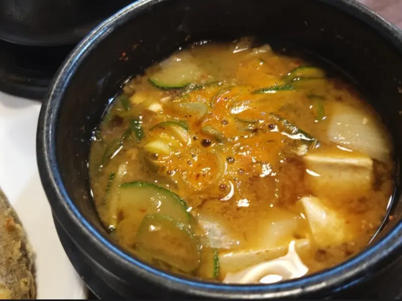 뚝배기에 담겨 보글보글 끓는 된장찌개의 모습