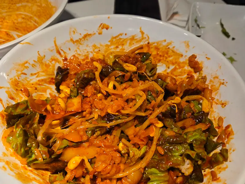 양념된 쭈꾸미와 콩나물이 담긴 접시