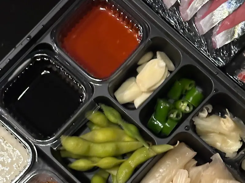 도톰 고등어회와 곁들임 찬