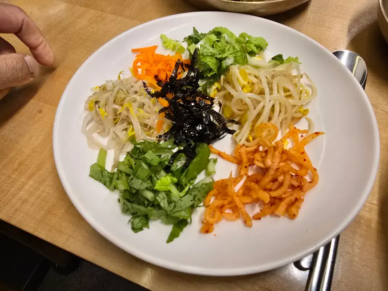 갖가지 나물을 넣고 비빈 보리밥