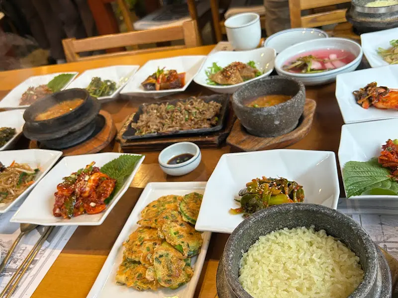 한상 가득 차려진 흙토담골 정식