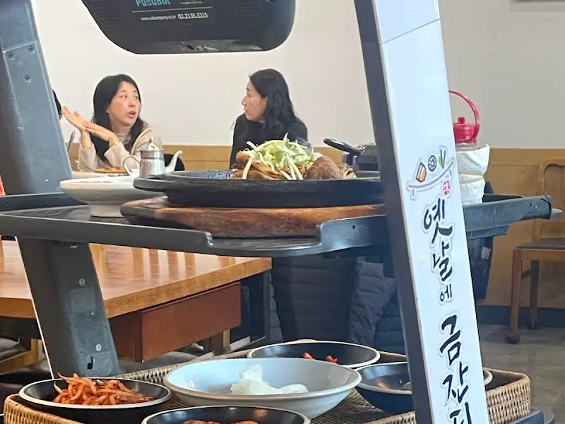 로봇이 서빙하는 모습