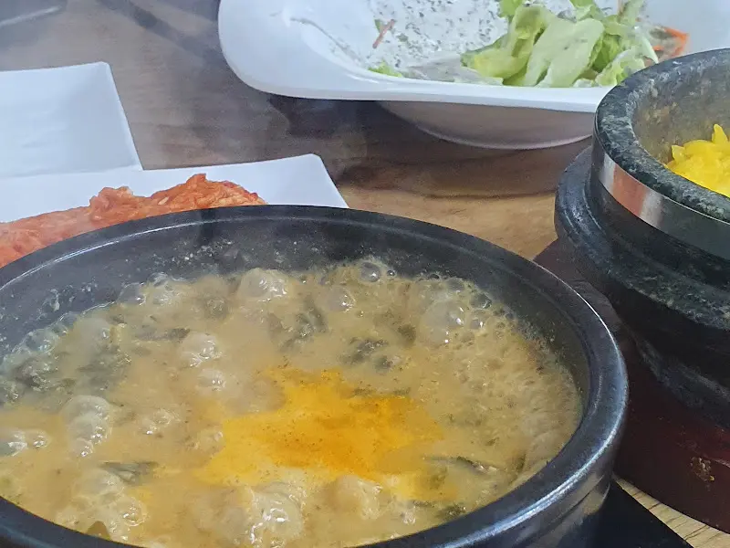 돌솥 추어탕과 반찬 한 상 차림