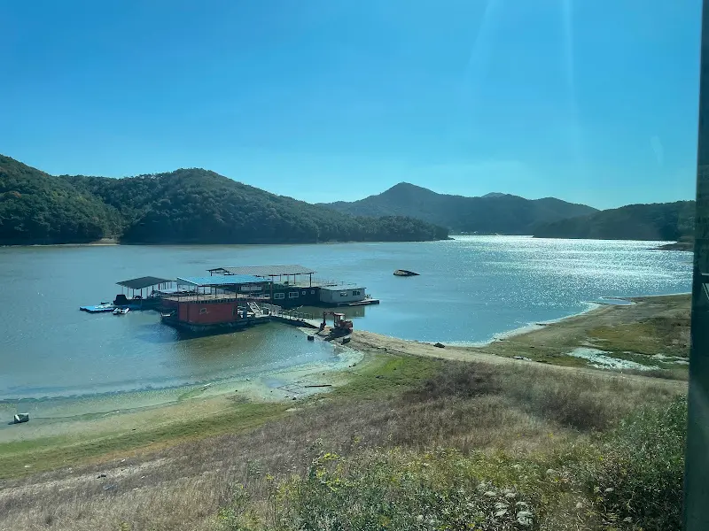 탁 트인 저수지 뷰