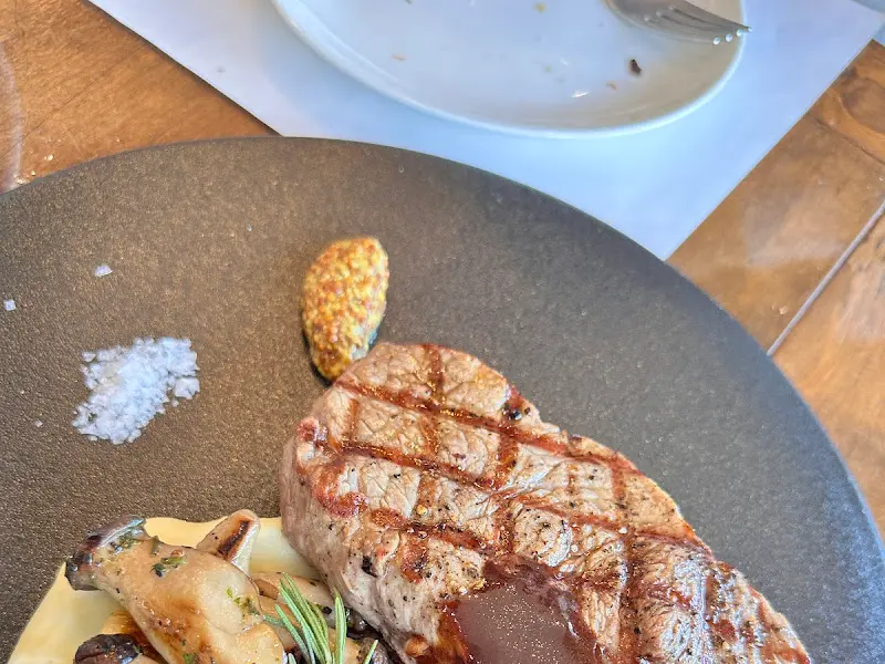 잘 구워진 스테이크의 단면