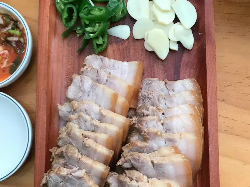 윤기가 흐르는 돔베고기 한 상