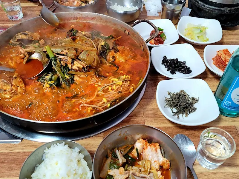 메기매운탕 전체 상차림 모습