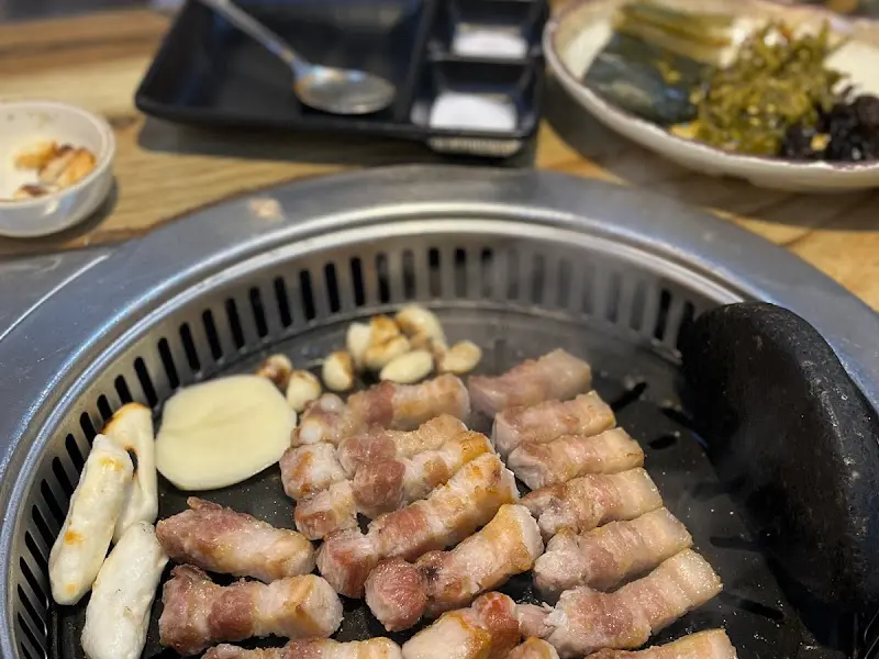 맛찬들왕소금구이 모란점의 푸짐한 상차림