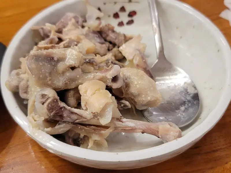 깔끔하게 발골된 닭 뼈