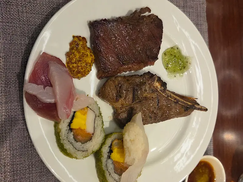 LA갈비와 스테이크가 담긴 접시