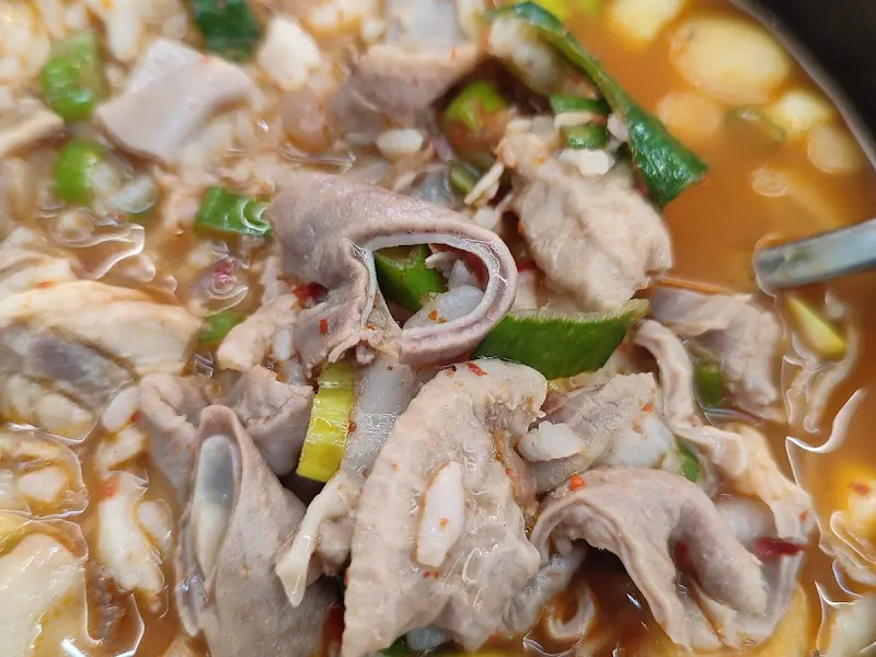 국밥 속 다양한 부속고기들