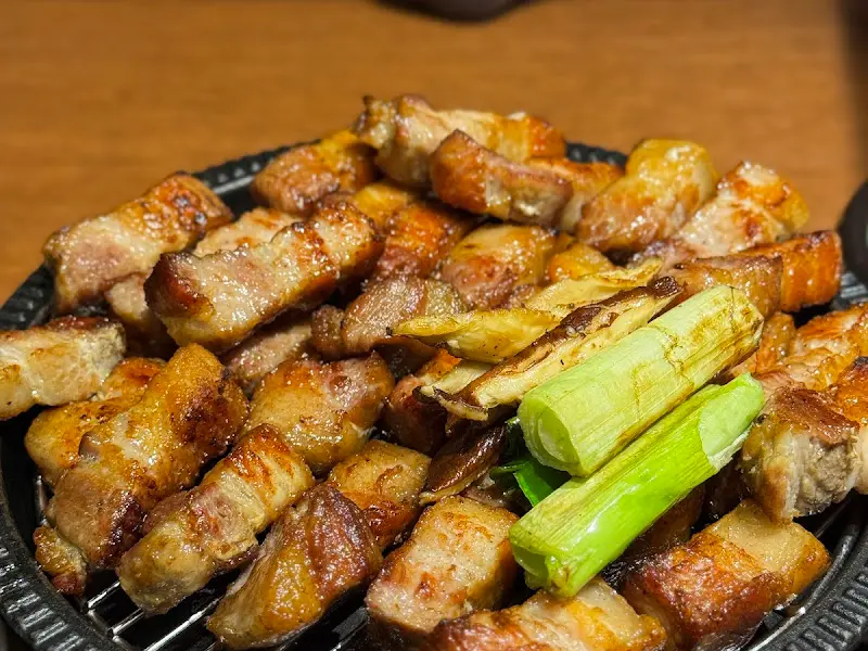 잘 구워진 돼지고기의 향연