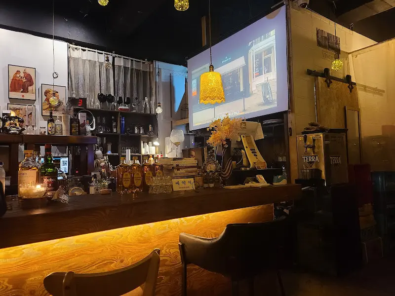 다양한 주류가 준비된 바 테이블