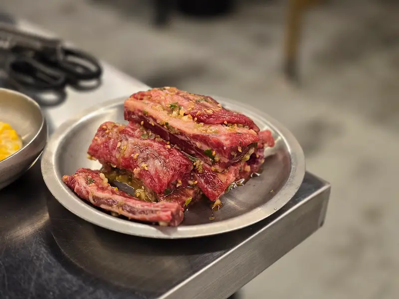 굽기 전 양념 소갈비