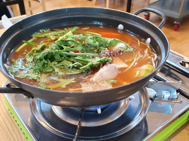 테이블 위 꽃게탕