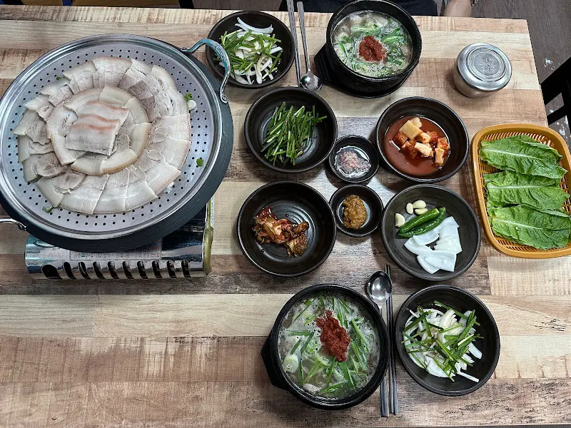 수육과 국밥 전체 상차림 항공샷