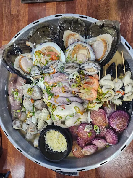 다채로운 해산물이 가득 담긴 조개전골