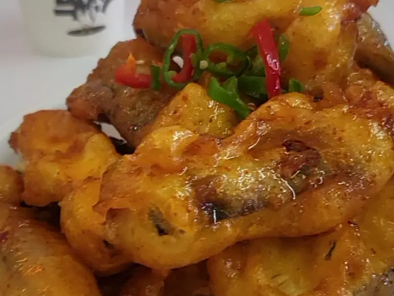 윤기가 흐르는 가지 튀김