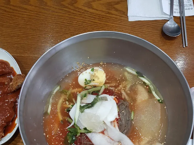 푸짐한 양을 자랑하는 물냉면