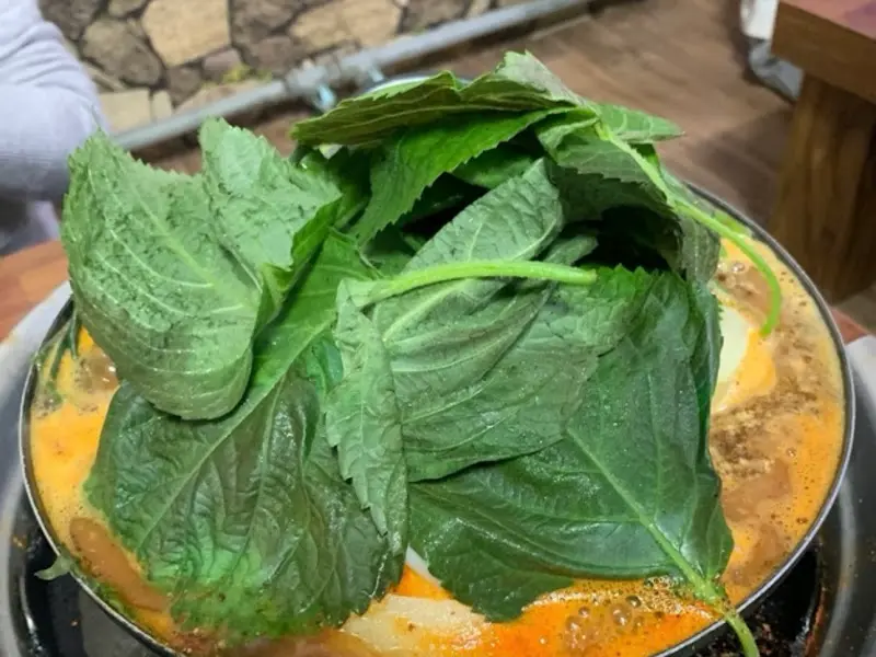 푸짐하게 쌓인 깻잎