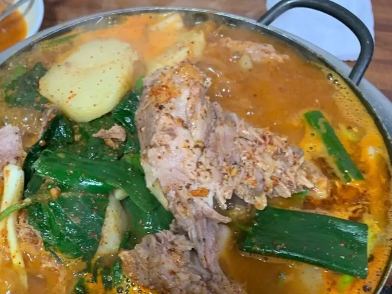 푸짐한 감자탕 한 상차림