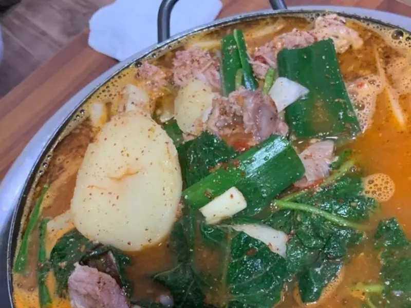 보글보글 끓는 감자탕