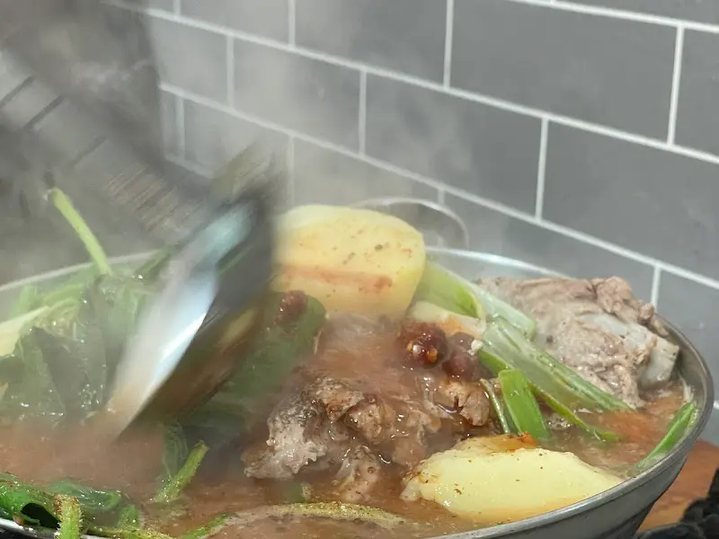 김이 모락모락 나는 감자탕