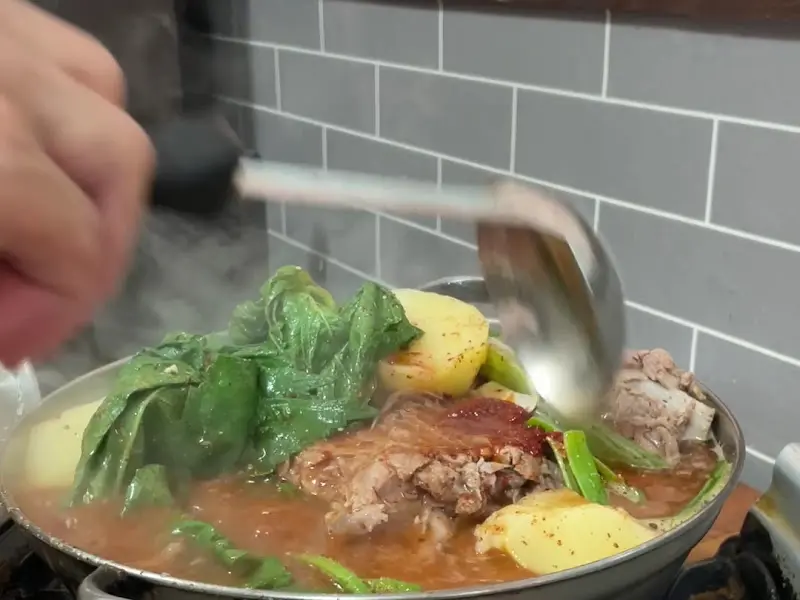 국자로 감자탕을 푸는 모습