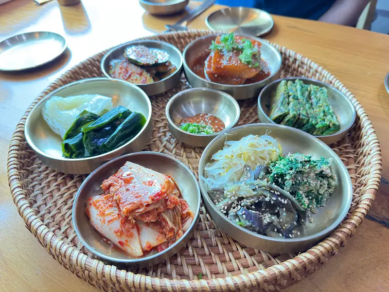 정갈하게 담긴 반찬들