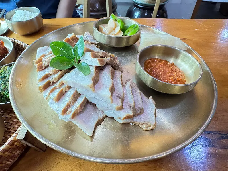 윤기가 흐르는 한방 수육