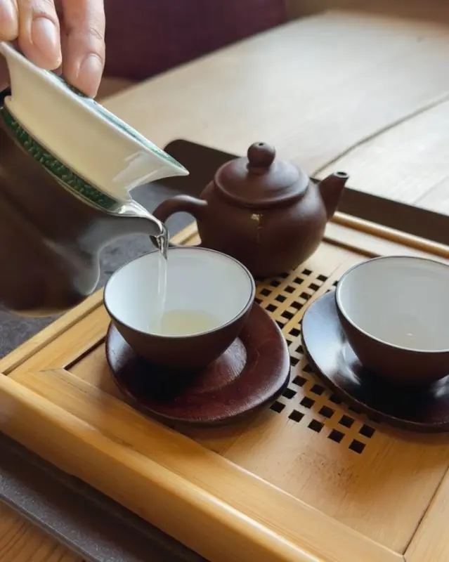 따뜻한 차를 즐기는 모습