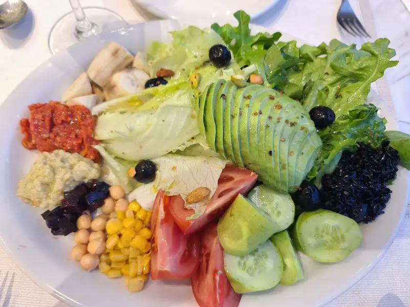 신선한 재료가 돋보이는 샐러드