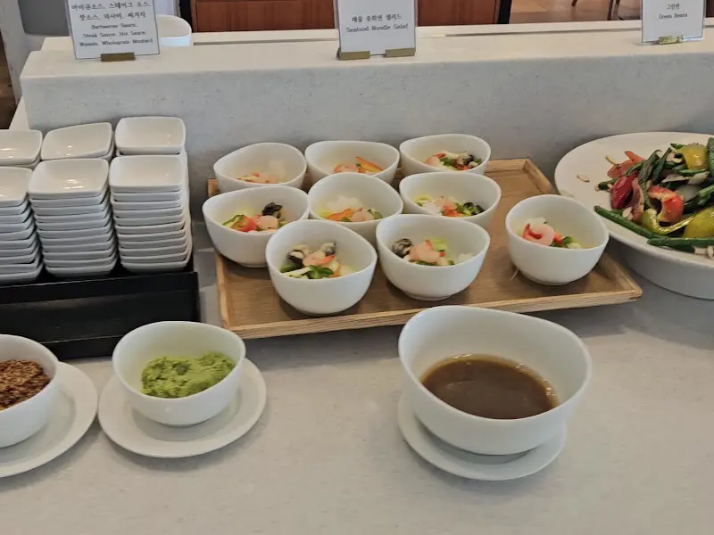 다양한 샐러드와 곁들임 메뉴가 준비된 샐러드바