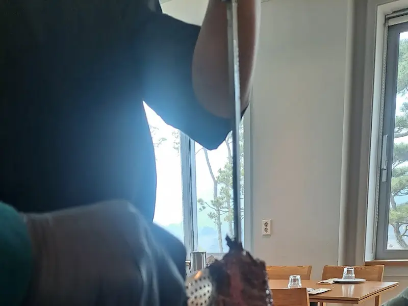 육즙 가득한 슈하스코를 썰어주는 모습