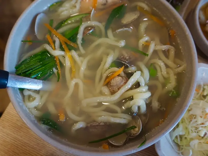 해물이 듬뿍 들어간 바지락 칼국수의 모습