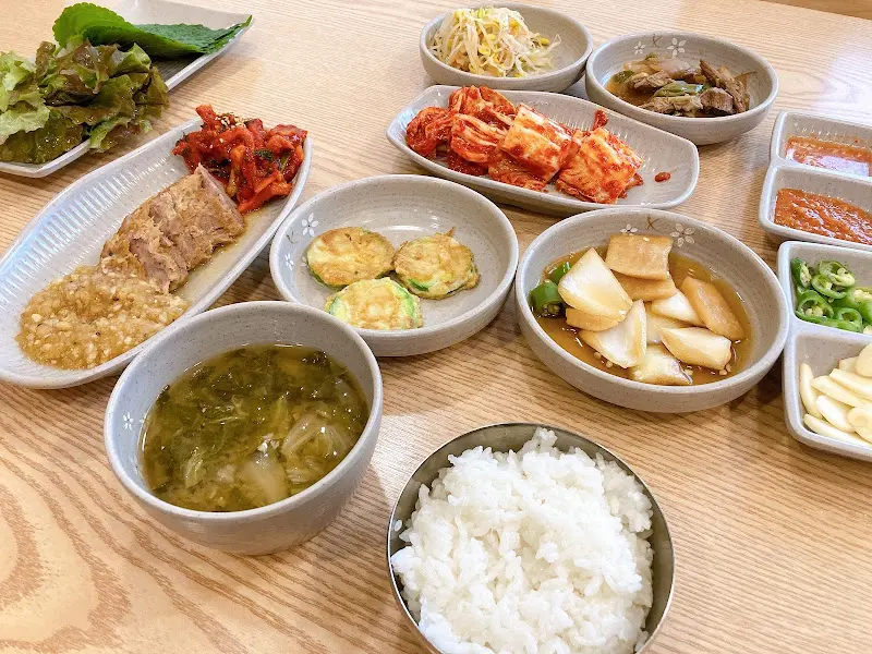 푸짐하게 차려진 한 상 차림