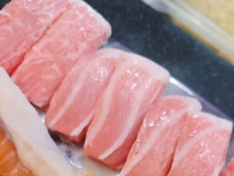 윤기가 좔좔 흐르는 참치 가마도로 초밥