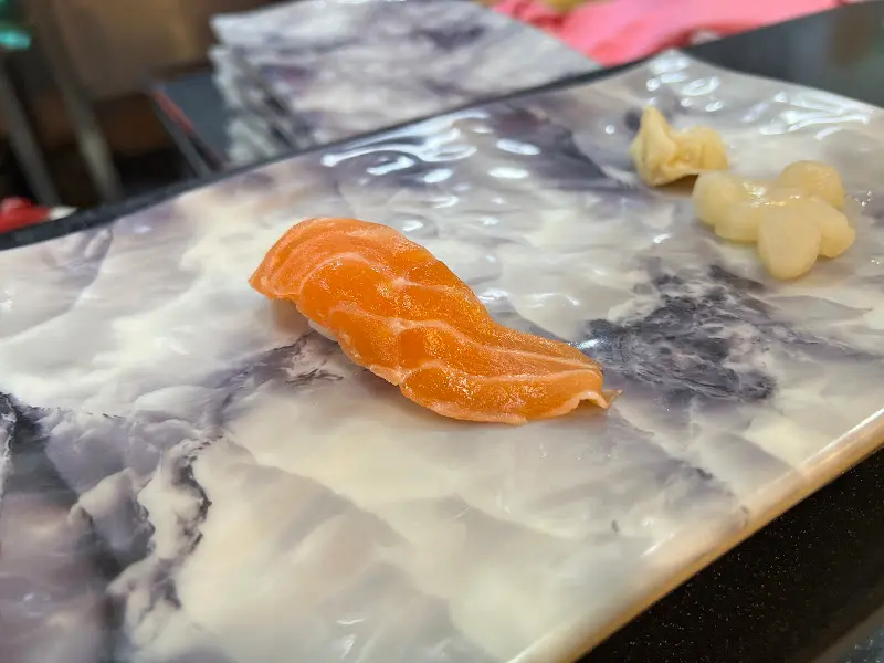 두툼하고 큼직한 연어 초밥