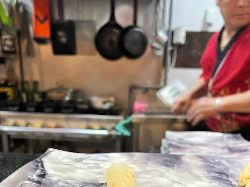 초밥을 만들고 계신 사장님