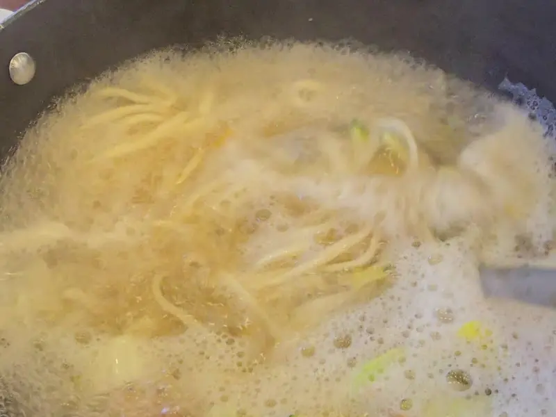 칼국수가 끓고 있는 모습