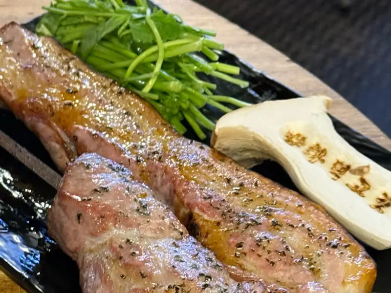 초벌된 삼겹살과 곁들임 채소