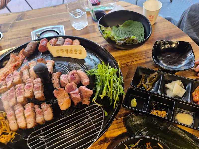 솥뚜껑 위에서 익어가는 삼겹살