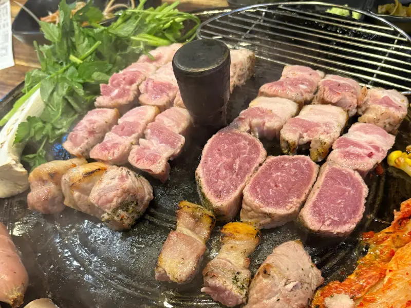 솥뚜껑에 구워지는 삼겹살