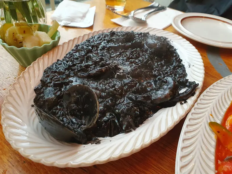 테이블 위의 생화 장식