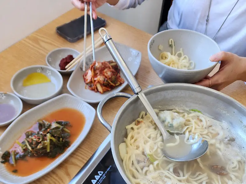 보글보글 끓고 있는 칼국수