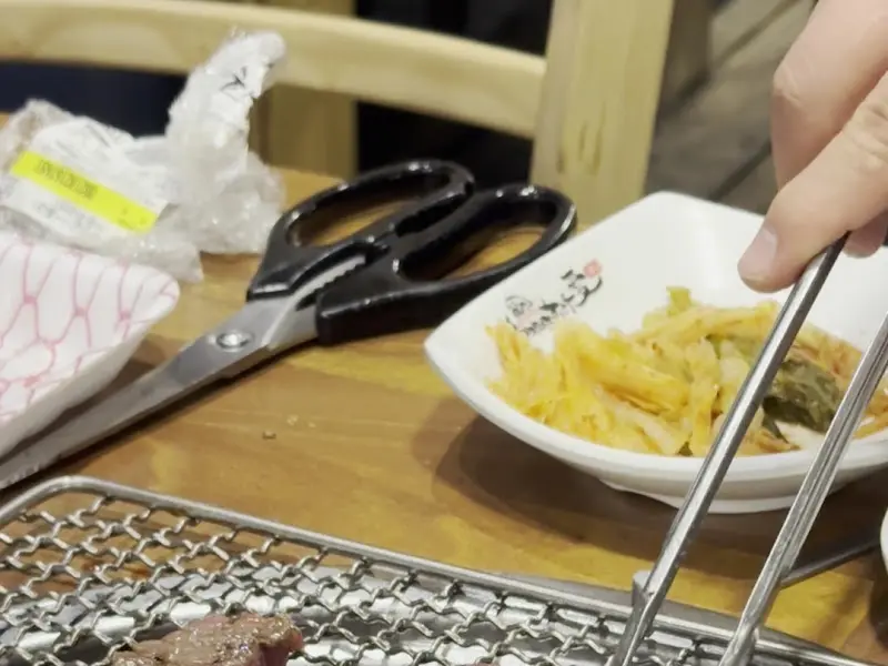 고기를 자르는 모습