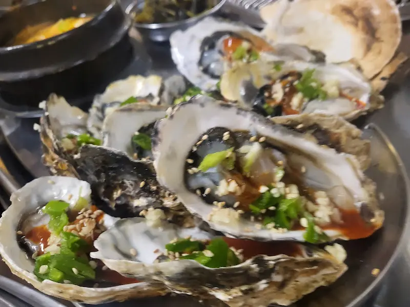 싱싱한 굴에 양념이 더해져 먹음직스러운 모습